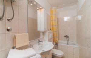 Kúpeľňa v ubytovaní Three-Bedroom Holiday Home In Podgrade