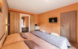 TV a/nebo společenská místnost v ubytování One-Bedroom Apartment In Pula