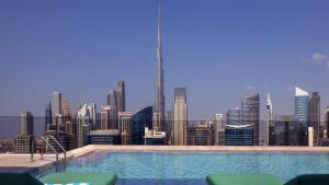 InterContinental Residences Dubai Business Bay by IHG内部或周边的泳池