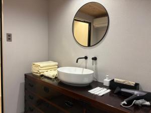Un baño de 城下町の一棟貸し 今来 Konrai - Private-use guesthouse