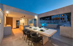 プレコにあるGorgeous Home In Prekoのテーブルと椅子のあるキッチンとダイニングルーム