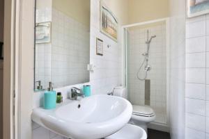 Ένα μπάνιο στο Spacious & Bright, next to the Duomo of Florence, Michelangelo, with Patio