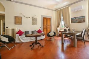 Χώρος καθιστικού στο Spacious & Bright, next to the Duomo of Florence, Michelangelo, with Patio