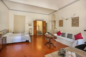 Ένα ή περισσότερα κρεβάτια σε δωμάτιο στο Spacious & Bright, next to the Duomo of Florence, Michelangelo, with Patio