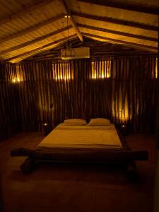 Un dormitorio con una cama en una pared de madera. en Anne Sinai best camp, en Nuweiba