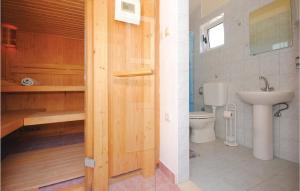 Koupelna v ubytování Stunning Home In Kastel Novi With Sauna