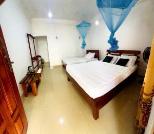 um quarto com 2 camas com cortinas azuis em The kiwi em Ella