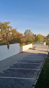 Tenis dan/atau kemudahan skuasy di Tvrdjava Rooms - Novi Sad atau berdekatan