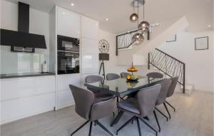 Η κουζίνα ή μικρή κουζίνα στο Stunning Home In Donji Prolozac