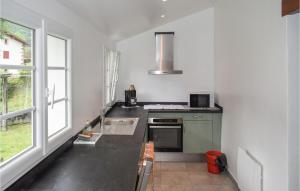 Dapur atau dapur kecil di 3 Bedroom Nice Apartment In Aldudes