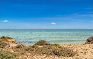 una playa de arena con vistas al océano en Amazing Home In Santa Maria Del Focall, en Santa Maria del Focallo