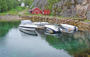 Imagen de la galería de 2 Bedroom Cozy Apartment In Sandstad, en Skipnes