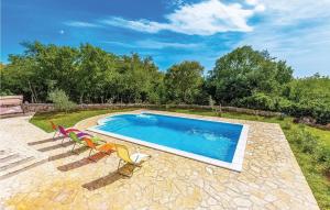 a swimming pool with lounge chairs and a swimming pool at Lovely Home In Garica With Wifi in Garica