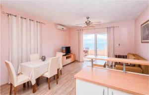 Televízia a/alebo spoločenská miestnosť v ubytovaní Holiday Home Zastrazisce With Sea View 04