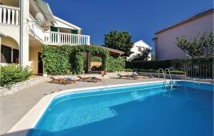 Bazén v ubytování Holiday Home Murter 44 With Outdoor Swimmingpool nebo v jeho okolí