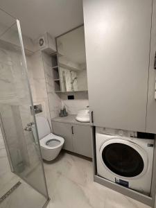 Ένα μπάνιο στο Sunny loft 24x7 x free parking x close to old town by H&H