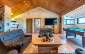TV a/nebo společenská místnost v ubytování Holiday Home Marcana With Fireplace