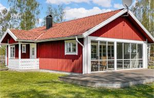 a red cottage with a red roof at 3 Bedroom Nice Home In Vittaryd in Kvänarp