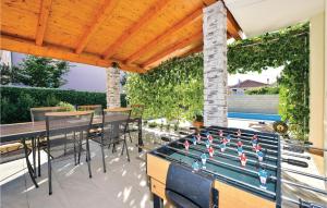 Stolní tenis v ubytování Holiday Home Murter 44 With Outdoor Swimmingpool nebo okolí