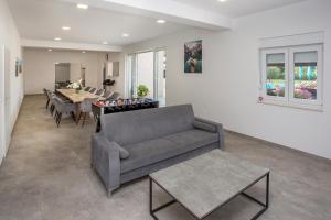 een woonkamer met een bank en een tafel bij Villa Sara Family Villa with Pool and Jacuzzi Imotski Makarska Region in Imotski