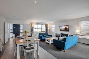 Una sala de estar con una mesa y un comedor. en Happy Hanmer - Hanmer Springs Holiday Home, en Hanmer Springs