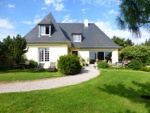 a white house with a black roof at Le Clos du Pont Martin in Saint-Briac-sur-Mer