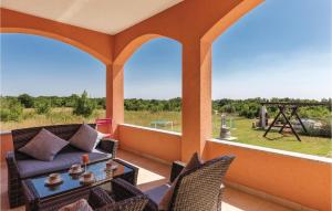 patio z kanapą i stołem w obiekcie Cozy Home In Vodnjan With Wifi w mieście Vodnjan