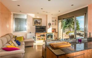 A seating area at Lovely Home In Sant Cebrià De Vallalta