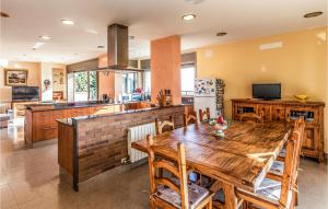 A television and/or entertainment centre at Lovely Home In Sant Cebrià De Vallalta