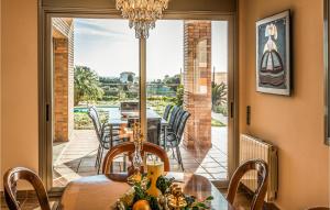 A seating area at Lovely Home In Sant Cebrià De Vallalta