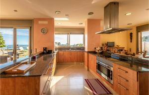 A kitchen or kitchenette at Lovely Home In Sant Cebrià De Vallalta