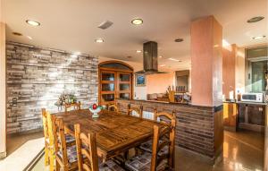 A kitchen or kitchenette at Lovely Home In Sant Cebrià De Vallalta