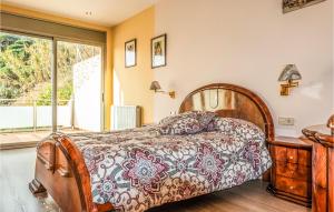 A bed or beds in a room at Lovely Home In Sant Cebrià De Vallalta