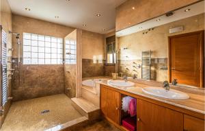 A bathroom at Lovely Home In Sant Cebrià De Vallalta