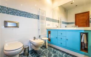 A bathroom at Lovely Home In Sant Cebrià De Vallalta