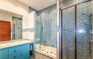 A bathroom at Lovely Home In Sant Cebrià De Vallalta