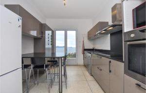 eine Küche mit einem schwarzen Tisch und einem Fenster in der Unterkunft Gorgeous Home In Roquebrune-Sur-Argens in Saint-Peïre-sur-Mer