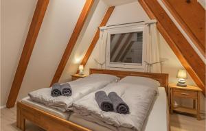 フリードリッヒシュコオクにあるStunning Home In Friedrichskoogのタオルが敷かれたベッドのある寝室