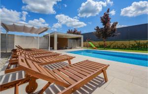 Bazén v ubytování Five-Bedroom Holiday Home In Zminj nebo v jeho okolí