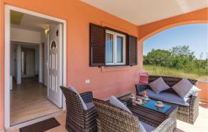 taras z kanapą, krzesłami i stołem w obiekcie Cozy Home In Vodnjan With Wifi w mieście Vodnjan