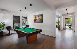Τραπέζι μπιλιάρδου στο Amazing Home In Drace With Sauna
