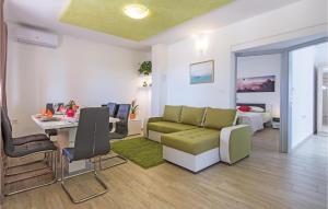 salon z kanapą i stołem w obiekcie Cozy Home In Vodnjan With Wifi w mieście Vodnjan