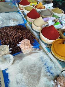 Aït BoukhaMaison etoile du desert的填满许多不同种类香料的桌子