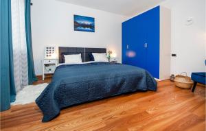 Un pat sau paturi într-o cameră la Gorgeous Home In Rovinjsko Selo
