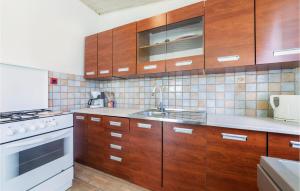 Kuchyňa alebo kuchynka v ubytovaní Apartment Marcana Ya-1909