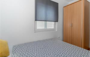 Postel nebo postele na pokoji v ubytování 2 Bedroom Lovely Apartment In Dramalj