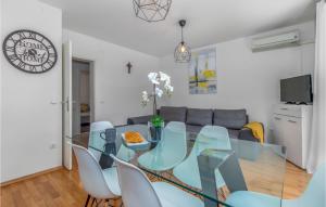Kuchyň nebo kuchyňský kout v ubytování 2 Bedroom Lovely Apartment In Dramalj