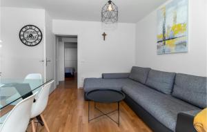 Posezení v ubytování 2 Bedroom Lovely Apartment In Dramalj