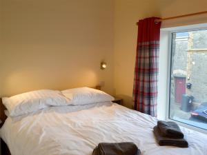 - un lit avec 2 serviettes devant une fenêtre dans l'établissement Hay Rick - Ukc2401, à Luton