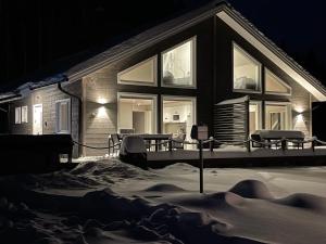 科林基拉Kolin Aamuranta的夜晚雪中的房子